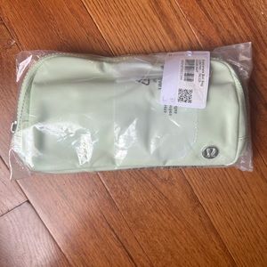 Lululemon Everywhere Belt Bag size 1L light green/mint